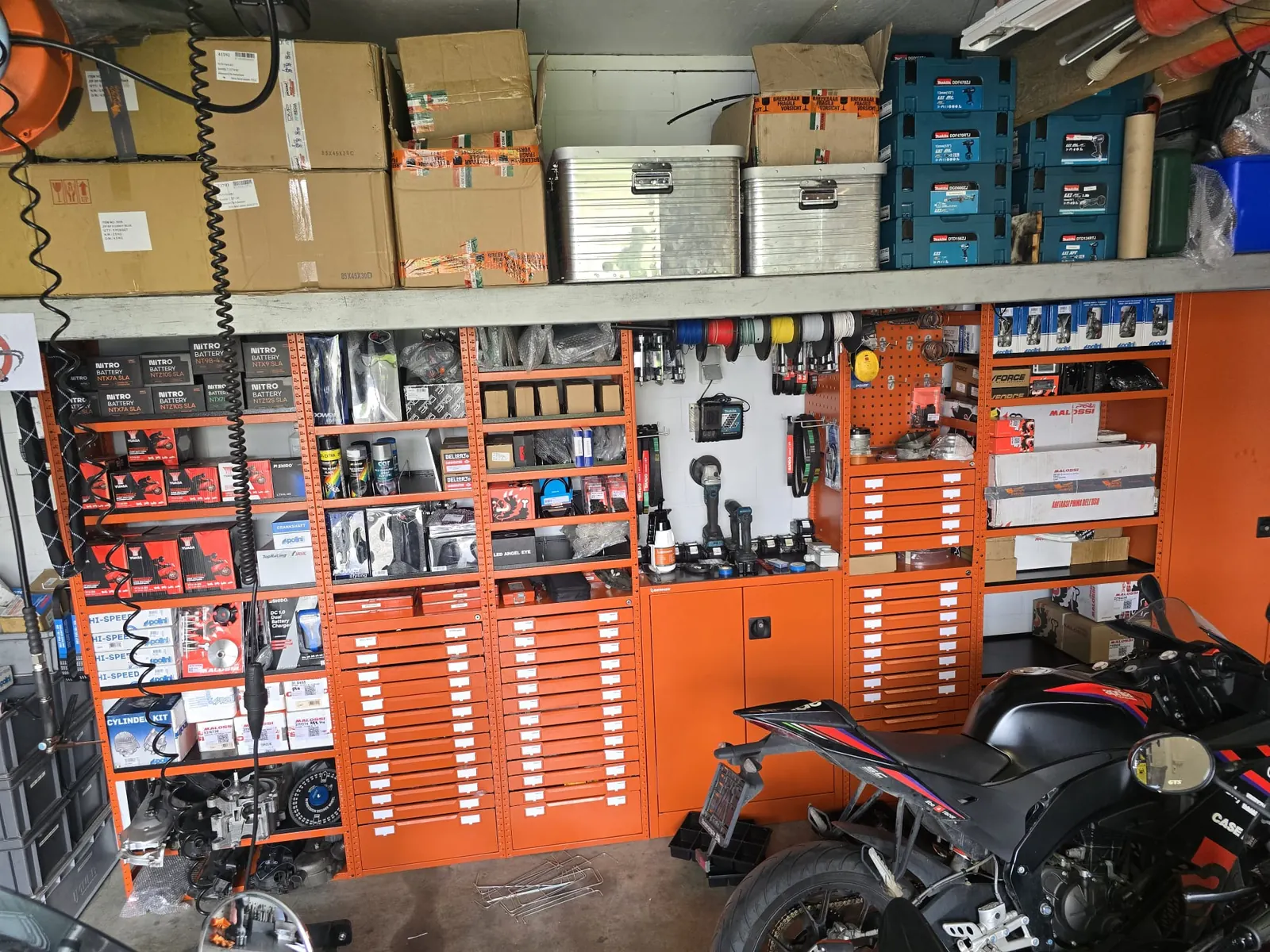 Onderdelenmagazijn van Thunder Racing met kasten vol scooteronderdelen