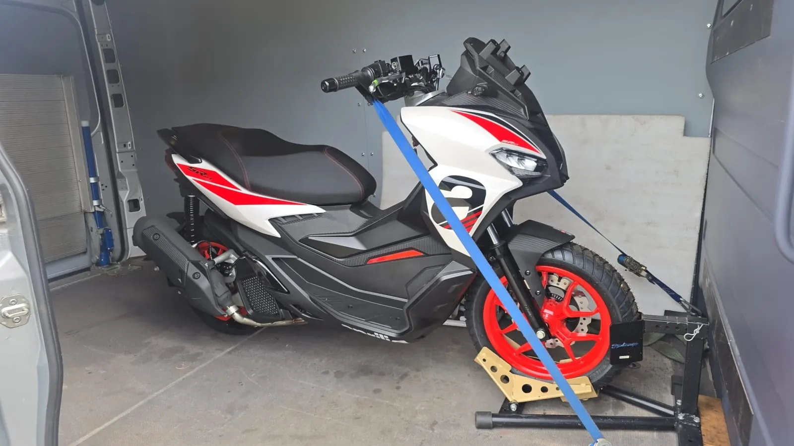 Scooter vastgesjord in de bestelwagen van de ophaalservice van Thunder Racing