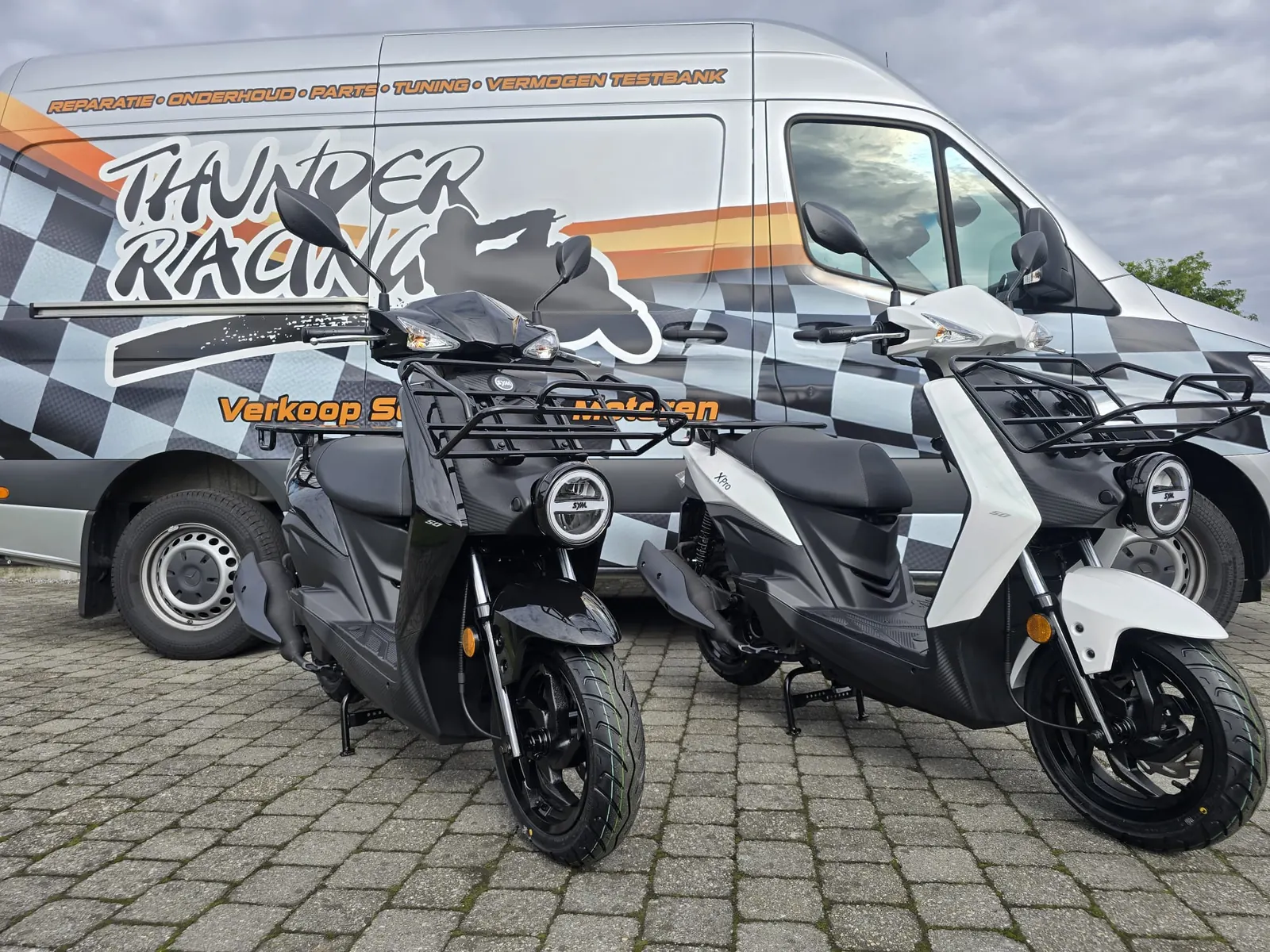 Twee nieuwe scooters voor de bestelwagen van Thunder Racing met de opvallende belettering
