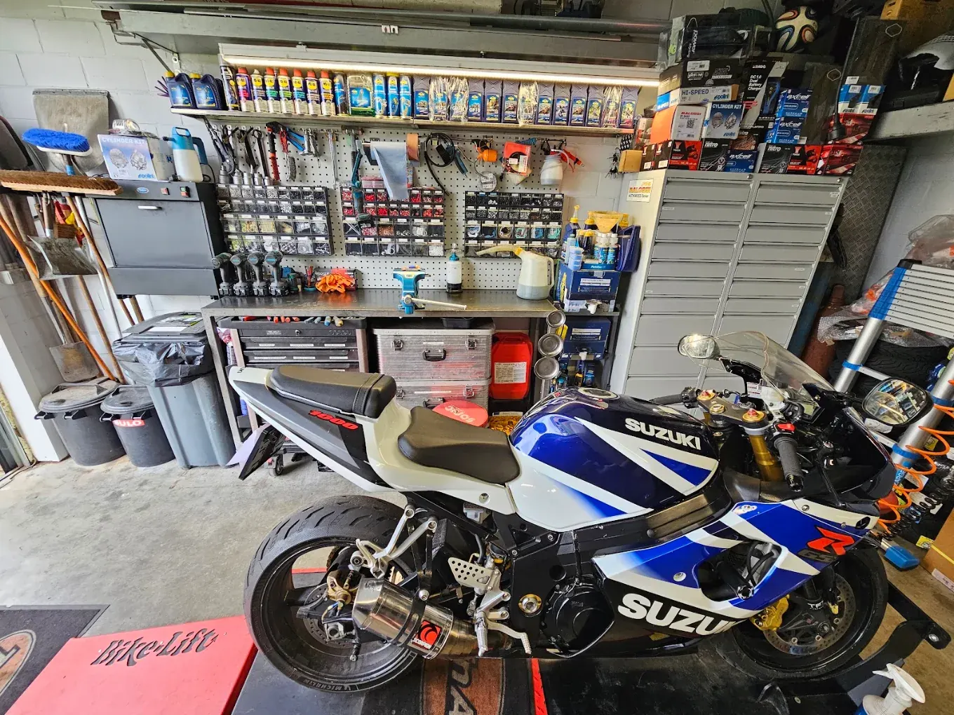 Werkplaats van Thunder Racing in Geel met een motorfiets op de hefbrug